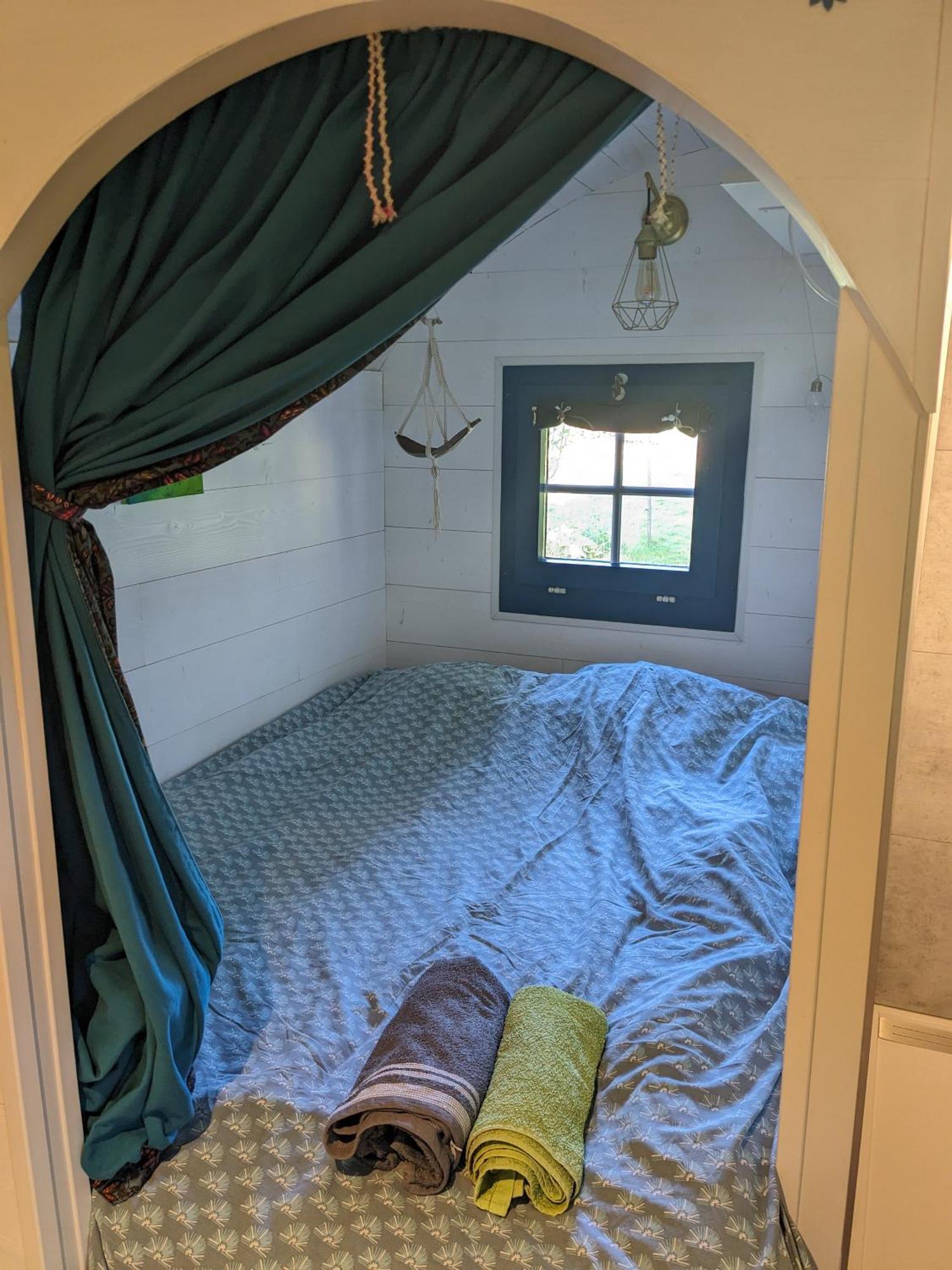 La Roulotte Tiny House Du Mond'Ideal Leval  Buitenkant foto