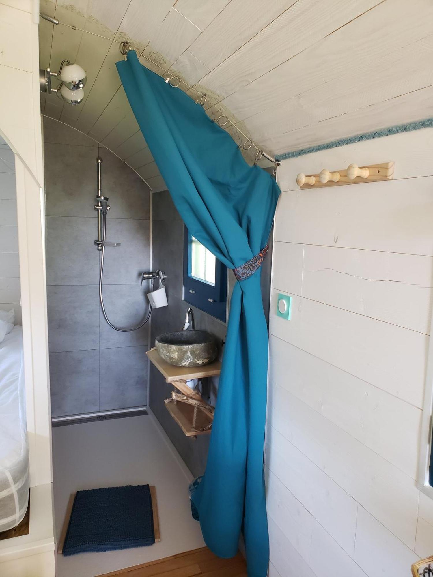 La Roulotte Tiny House Du Mond'Ideal Leval  Buitenkant foto