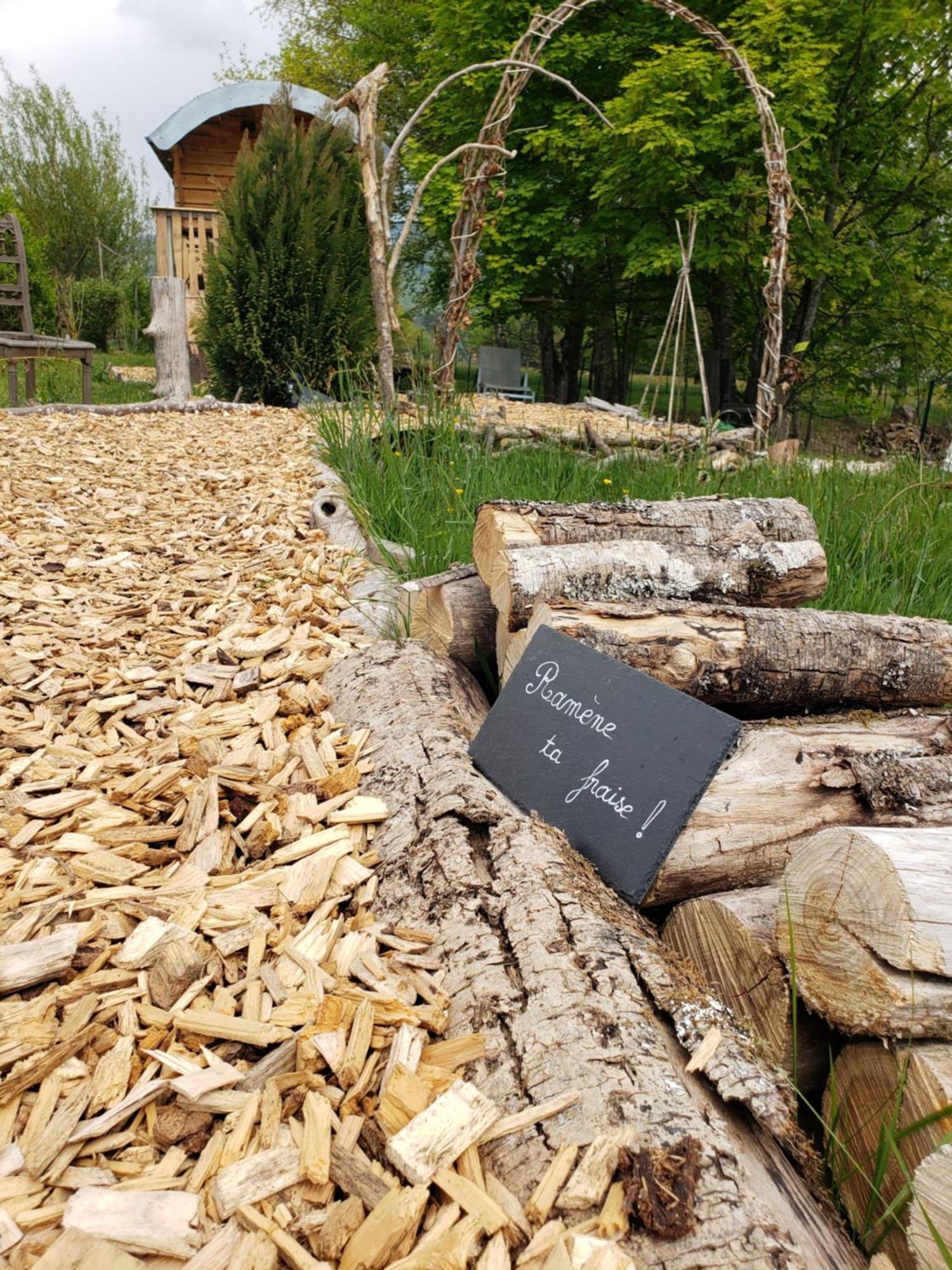 La Roulotte Tiny House Du Mond'Ideal Leval  Buitenkant foto